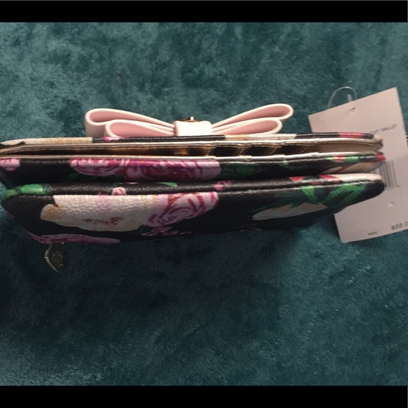 Betsey Johnson Beautiful Floral Bow Wristlet New - Picture 7 of 9